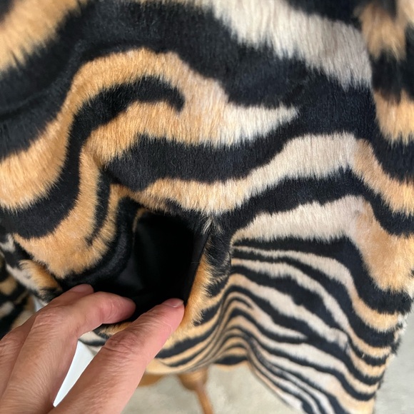 Nasty Gal Black and Tan Tiger Print faux fur coat - Picture 3 of 10